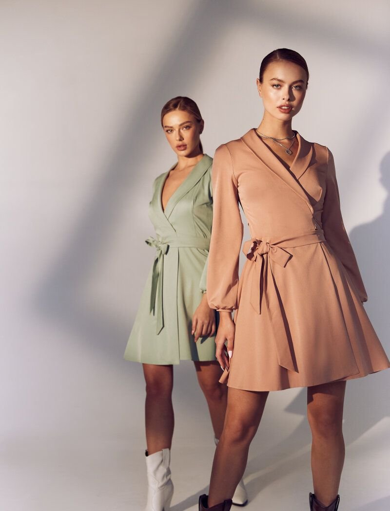 Solid-color fitted dress