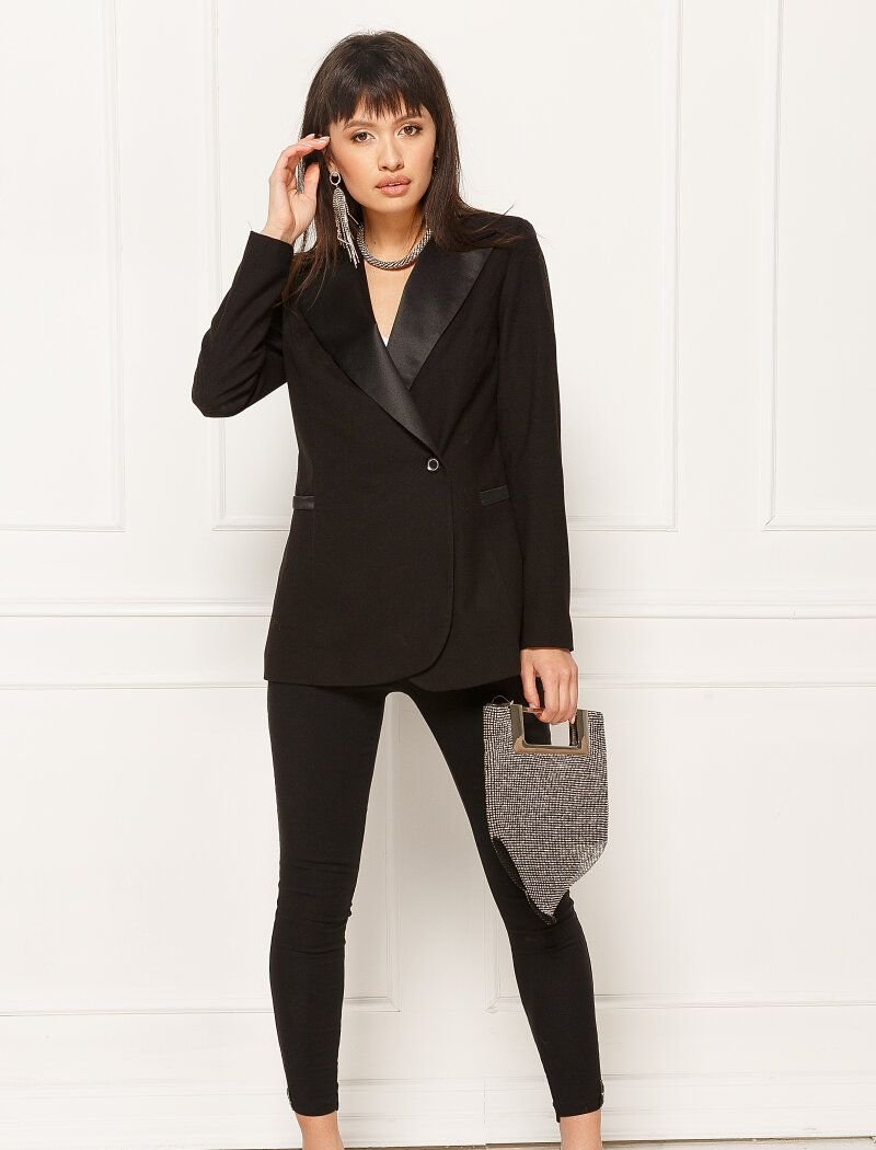 Trendy black blazer