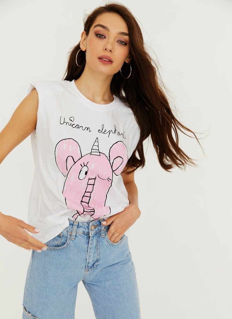 T-shirt with shoulder pads