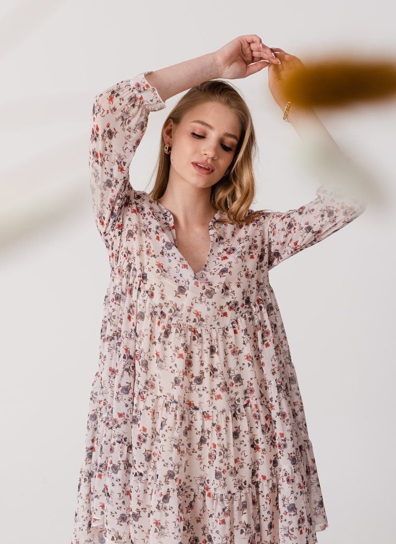 Loose dress with flowers