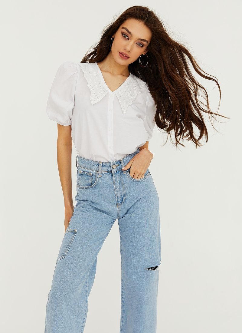 Loose blouse in white