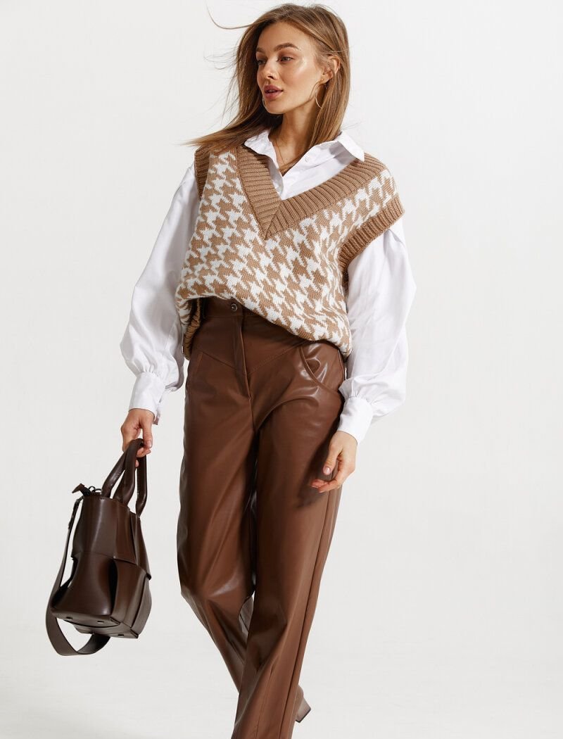 Loose trousers in a chocolate shade