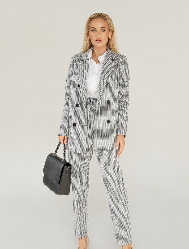 Straight trousers in a trendy pattern