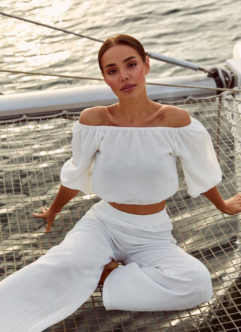 Feminine suit with a top