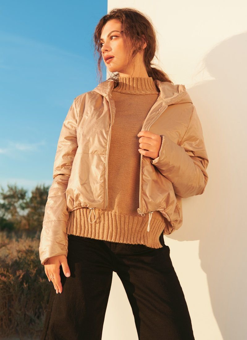 Cropped beige jacket