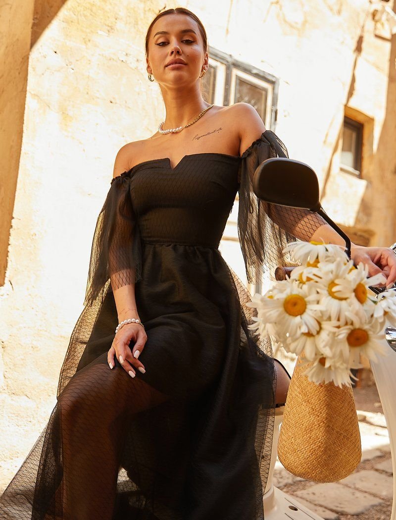 A spectacular off-the-shoulder dress