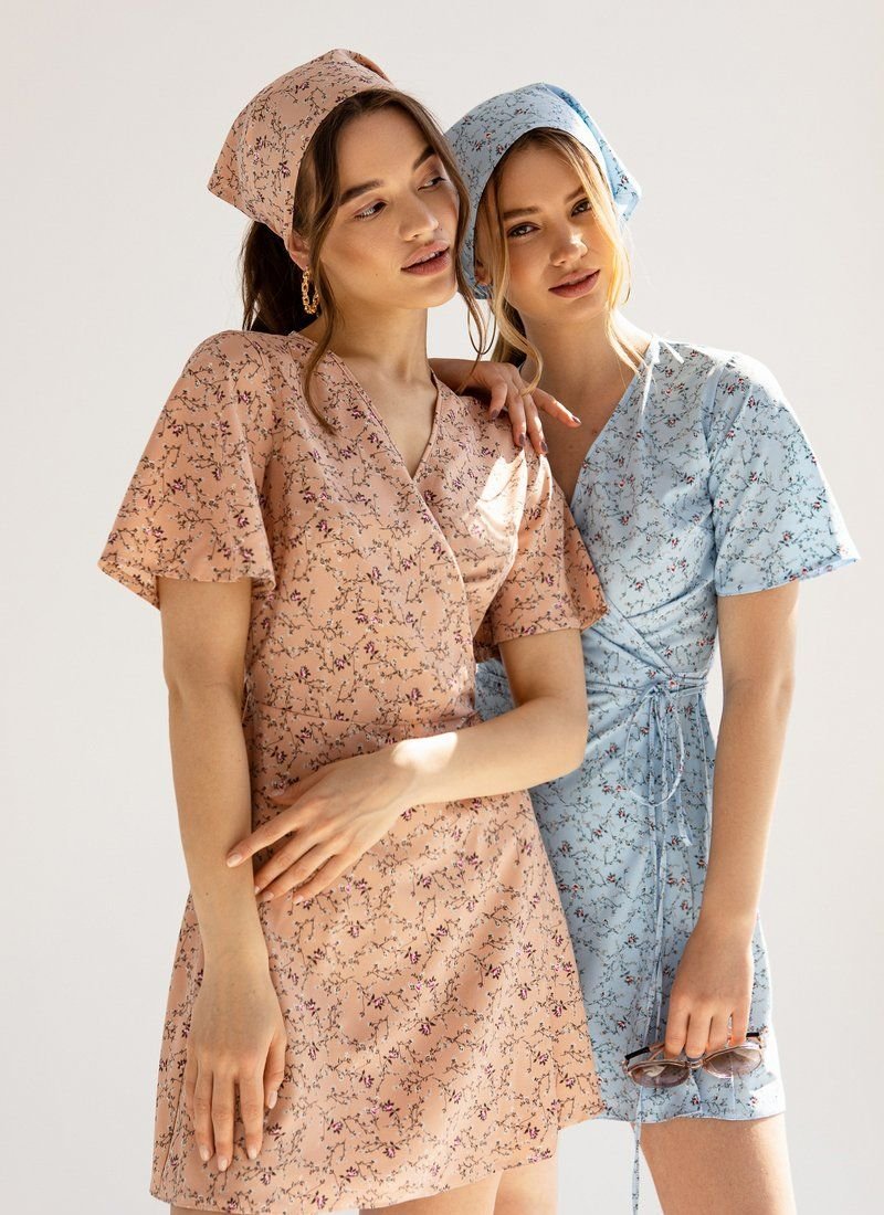 Feminine dress with a scarf