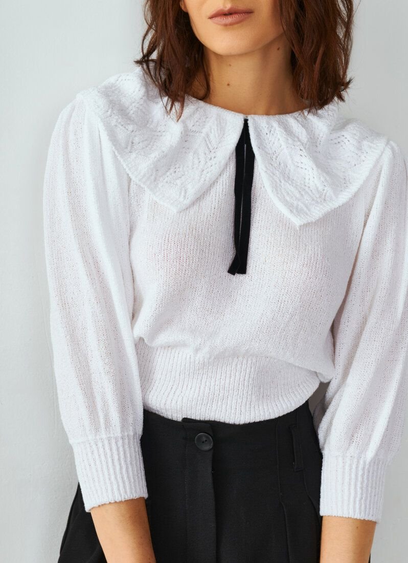 Romantic jumper with a collar